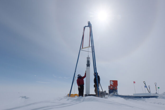 13-Sum15_Xav_165-AntarcticIceCoredrilling-web