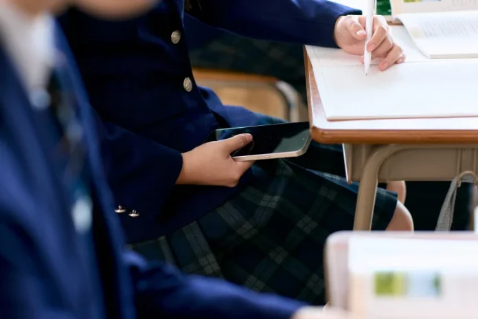250827-school-phones-rs-788da5
