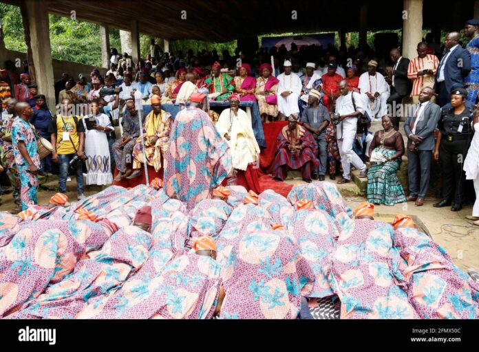 osun-osogbo-osogbo-chiefs-paying-homage-to-ataoja-inside-the-sacred-grove-on-osun-day-2FMX50C